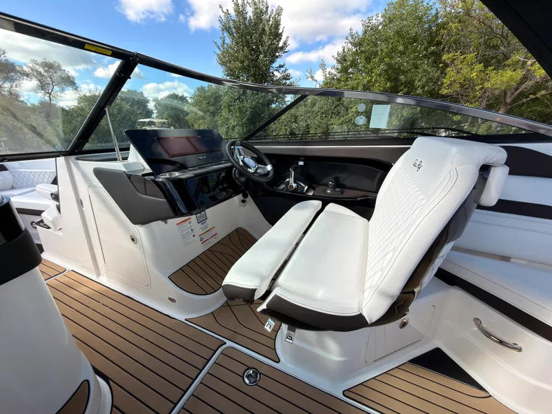 Slide: The Image of Sea Ray SLX 280 Outboard 2026 - 67