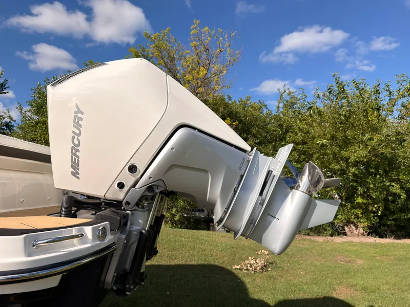 Slide: The Image of Sea Ray SLX 280 Outboard 2026 - 12