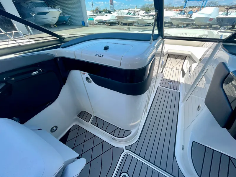Slide: The Image of Sea Ray SLX 260 Outboard 2026 - 10