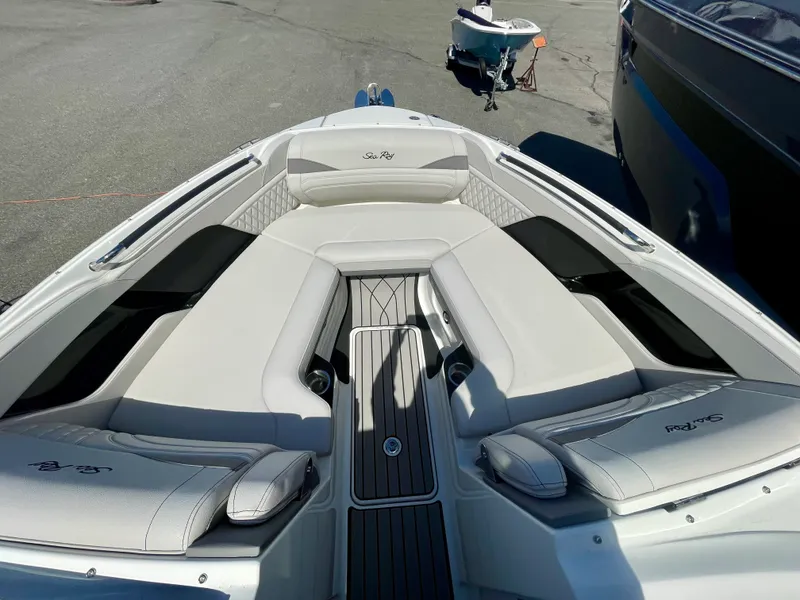 Slide: The Image of Sea Ray SLX 260 Outboard 2026 - 12