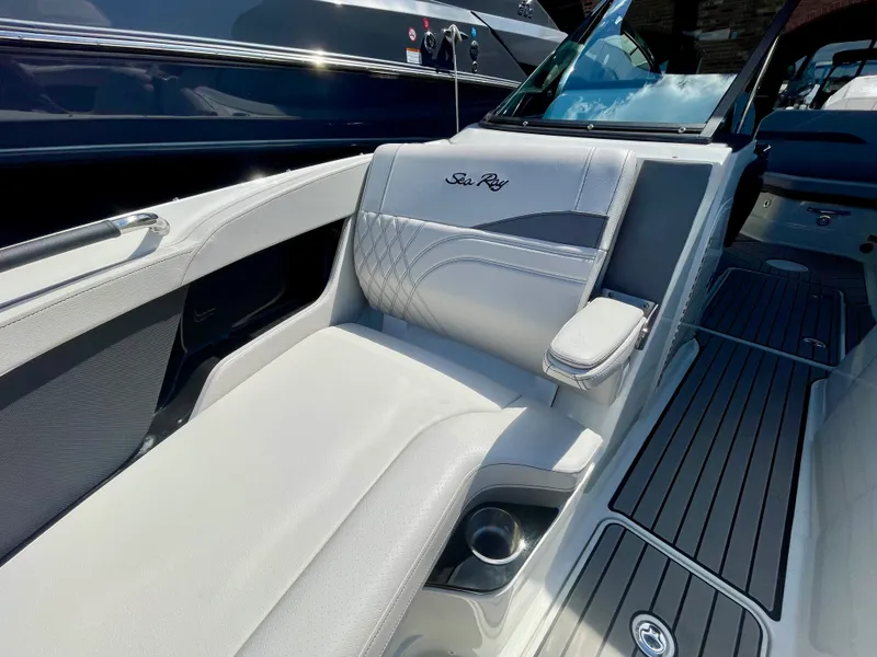 Slide: The Image of Sea Ray SLX 260 Outboard 2026 - 13
