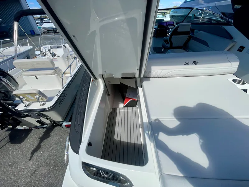 Slide: The Image of Sea Ray SLX 260 Outboard 2026 - 2