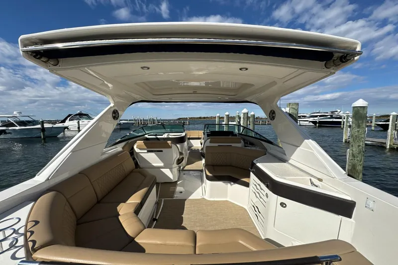 Slide: The Image of Sea Ray SLX 310 2019 - 6