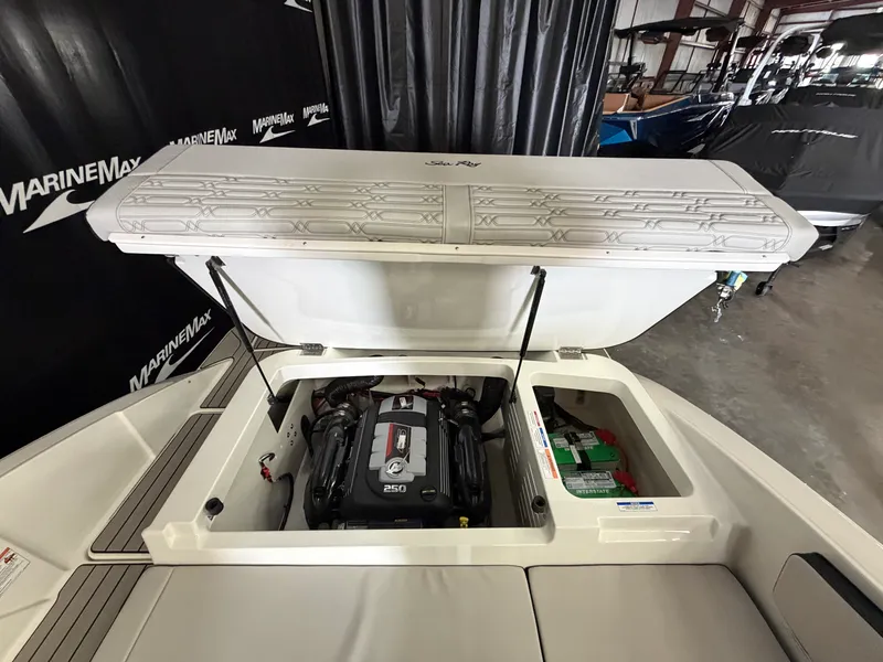 Slide: The Image of Sea Ray SPX 210 2026 - 20