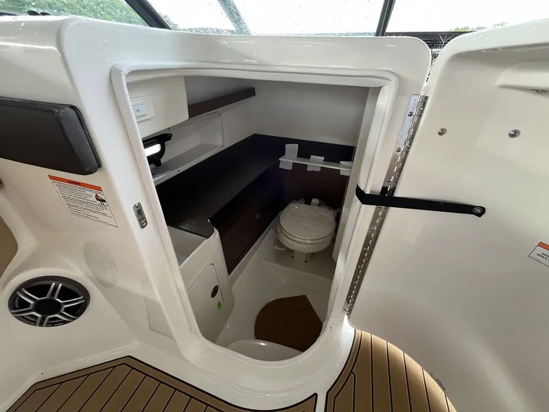 Slide: The Image of Sea Ray SDX 290 2026 - 11