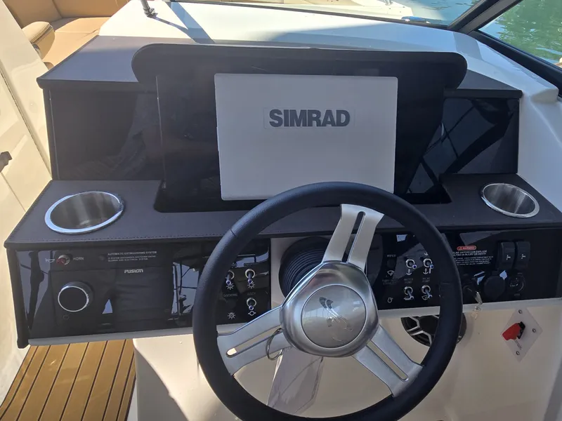Slide: The Image of Sea Ray SDX 290 2026 - 15