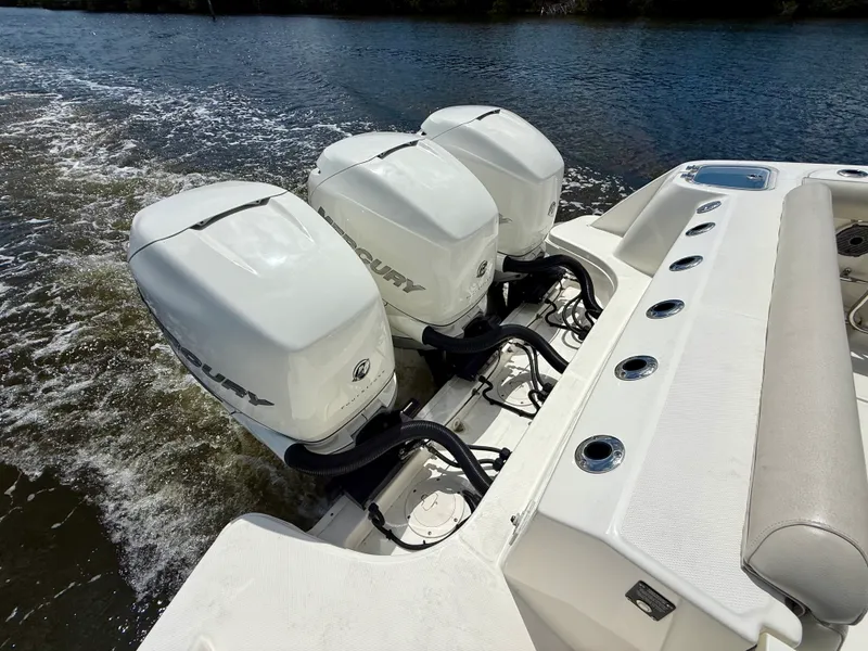 Slide: The Image of Boston Whaler 350 OUTRAGE 2022 - 10