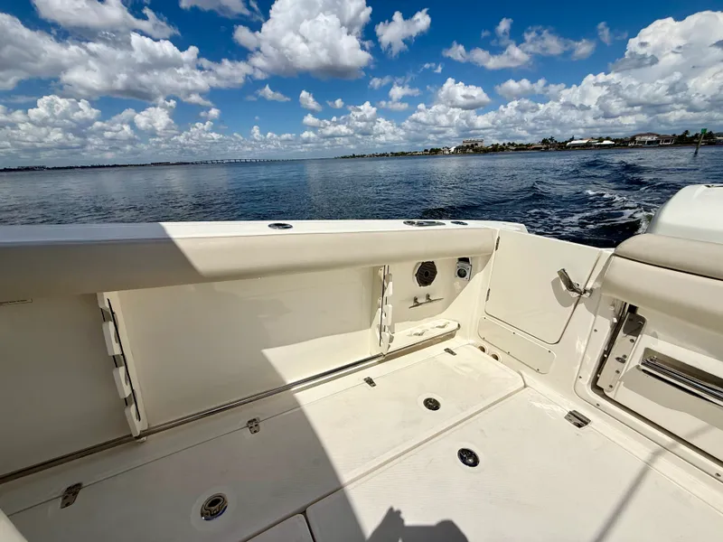 Slide: The Image of Boston Whaler 350 OUTRAGE 2022 - 11