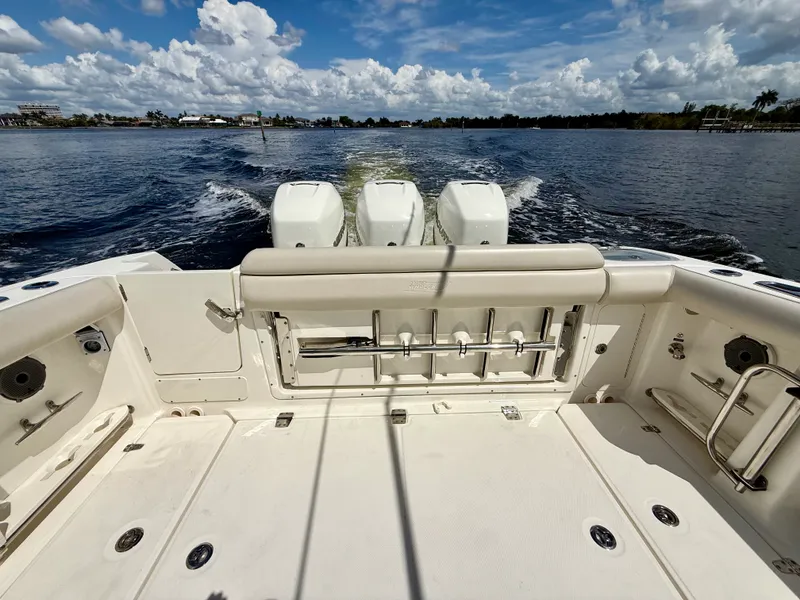 Slide: The Image of Boston Whaler 350 OUTRAGE 2022 - 12