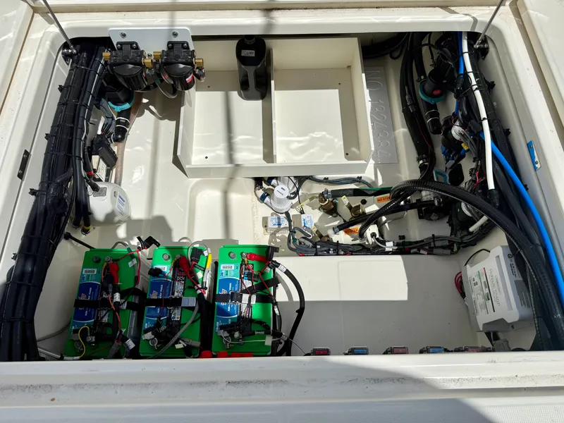 Slide: The Image of Boston Whaler 350 OUTRAGE 2022 - 14