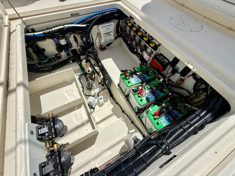 Slide: The Image of Boston Whaler 350 OUTRAGE 2022 - 15