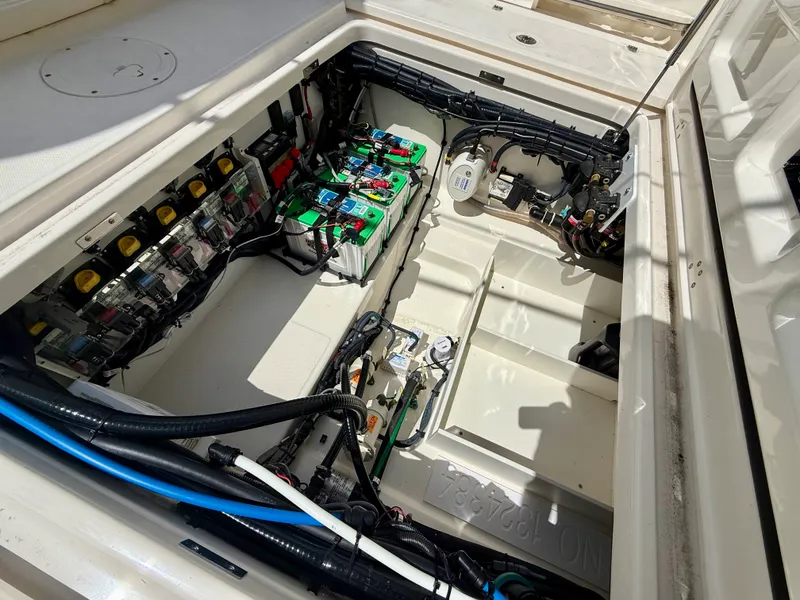 Slide: The Image of Boston Whaler 350 OUTRAGE 2022 - 16