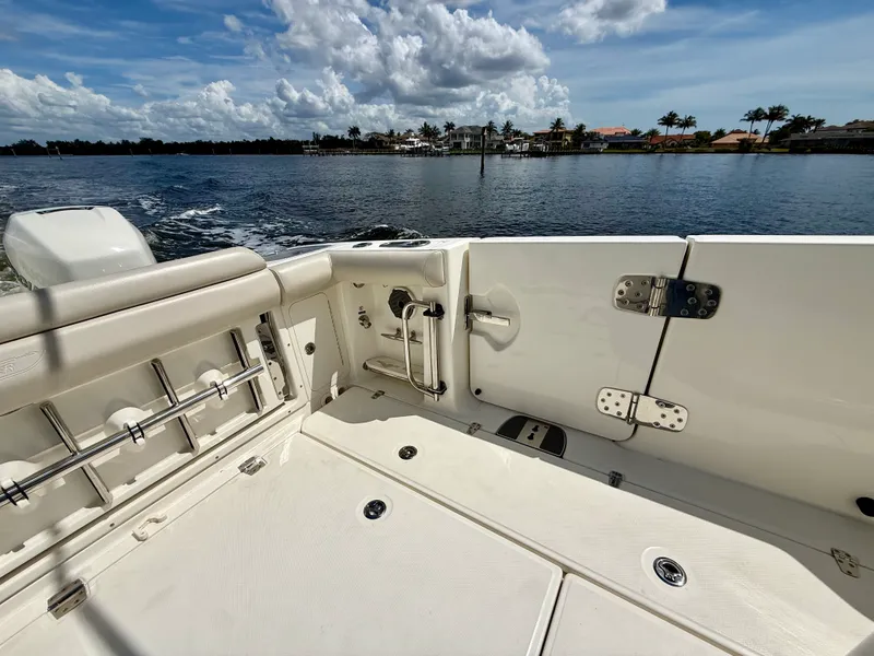 Slide: The Image of Boston Whaler 350 OUTRAGE 2022 - 17