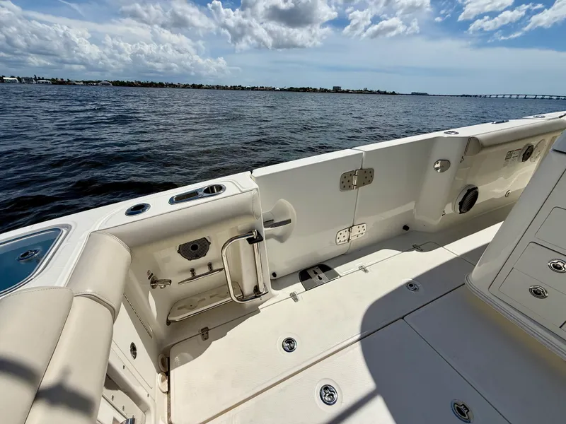 Slide: The Image of Boston Whaler 350 OUTRAGE 2022 - 18