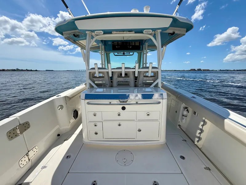 Slide: The Image of Boston Whaler 350 OUTRAGE 2022 - 20
