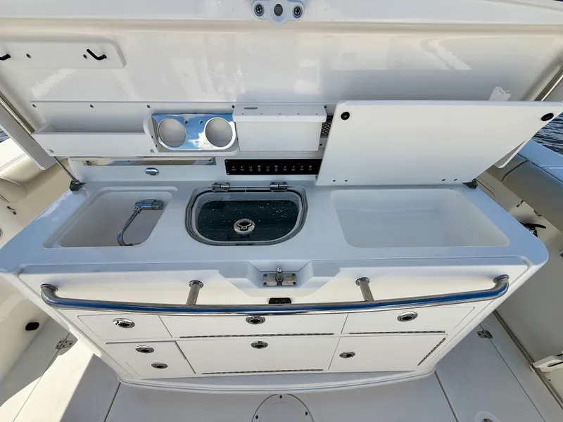 Slide: The Image of Boston Whaler 350 OUTRAGE 2022 - 22