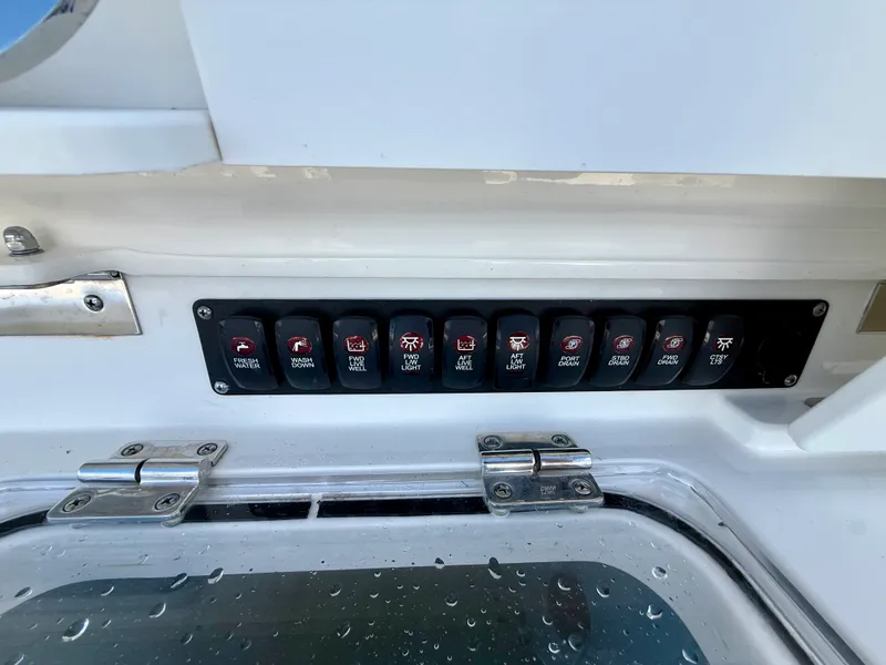 Slide: The Image of Boston Whaler 350 OUTRAGE 2022 - 23