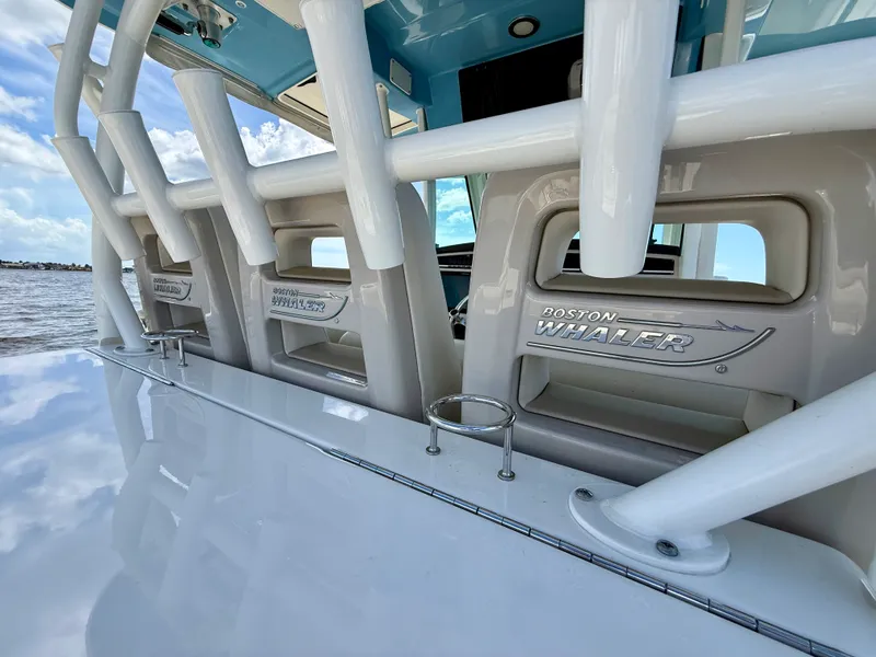 Slide: The Image of Boston Whaler 350 OUTRAGE 2022 - 24