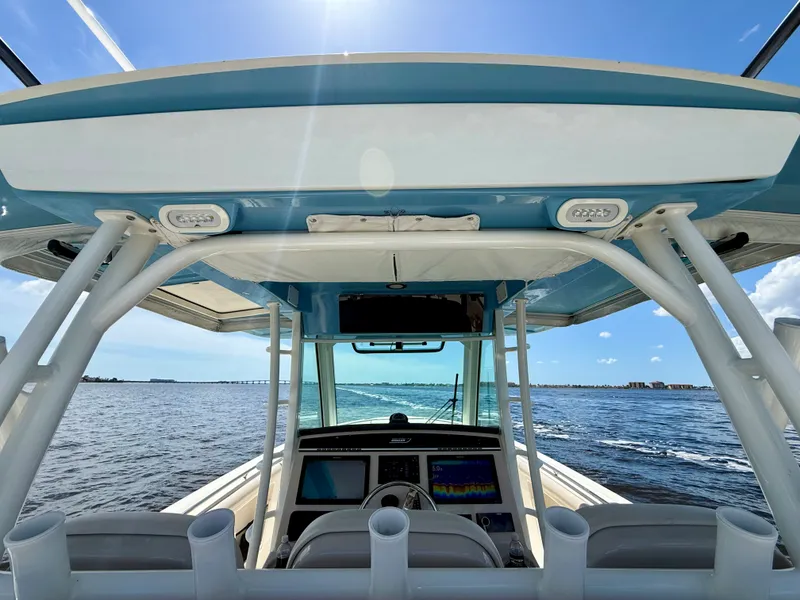 Slide: The Image of Boston Whaler 350 OUTRAGE 2022 - 25
