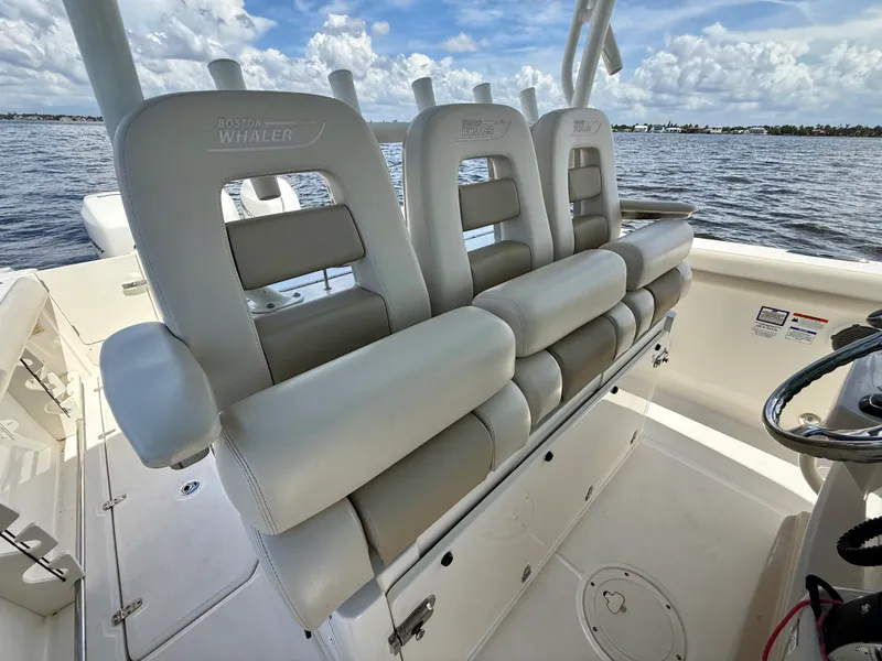 Slide: The Image of Boston Whaler 350 OUTRAGE 2022 - 26