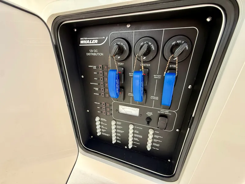 Slide: The Image of Boston Whaler 350 OUTRAGE 2022 - 27