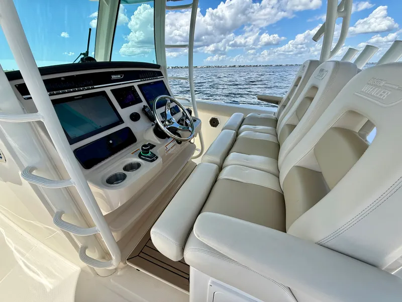 Slide: The Image of Boston Whaler 350 OUTRAGE 2022 - 28
