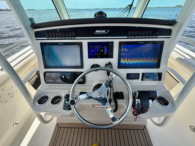 Slide: The Image of Boston Whaler 350 OUTRAGE 2022 - 29