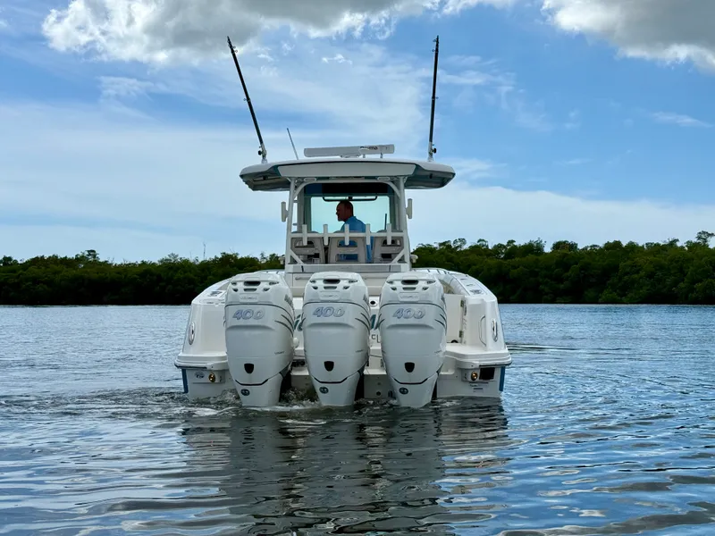Slide: The Image of Boston Whaler 350 OUTRAGE 2022 - 3