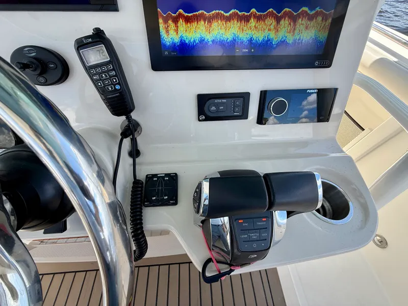 Slide: The Image of Boston Whaler 350 OUTRAGE 2022 - 30