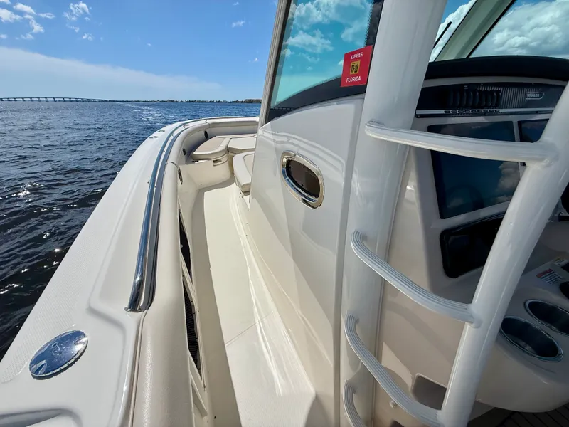 Slide: The Image of Boston Whaler 350 OUTRAGE 2022 - 34