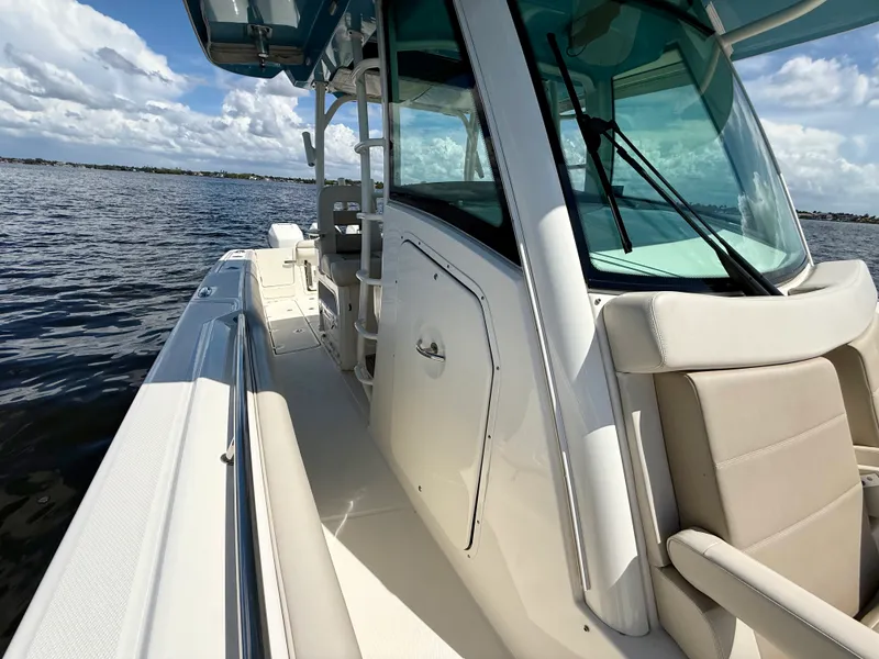 Slide: The Image of Boston Whaler 350 OUTRAGE 2022 - 36