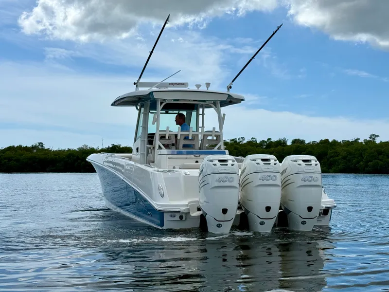 Slide: The Image of Boston Whaler 350 OUTRAGE 2022 - 4