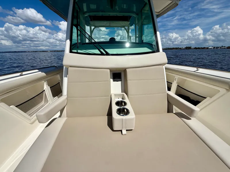 Slide: The Image of Boston Whaler 350 OUTRAGE 2022 - 40