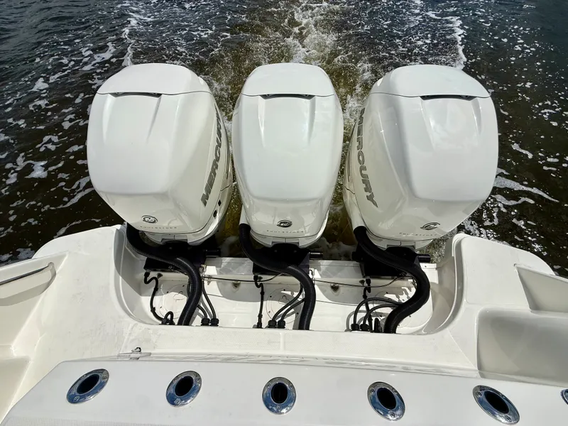 Slide: The Image of Boston Whaler 350 OUTRAGE 2022 - 9
