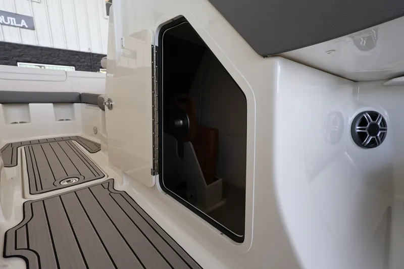 Slide: The Image of Sea Ray SDX 290 Outboard 2026 - 32