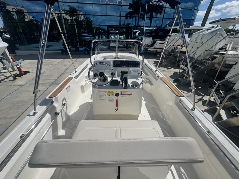 Slide: The Image of Boston Whaler 170 Montauk 2026 - 10