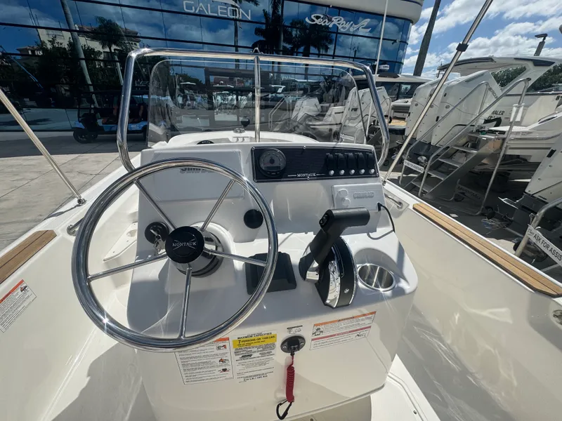 Slide: The Image of Boston Whaler 170 Montauk 2026 - 15