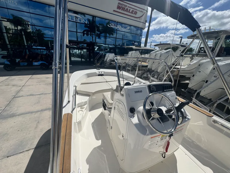 Slide: The Image of Boston Whaler 170 Montauk 2026 - 16