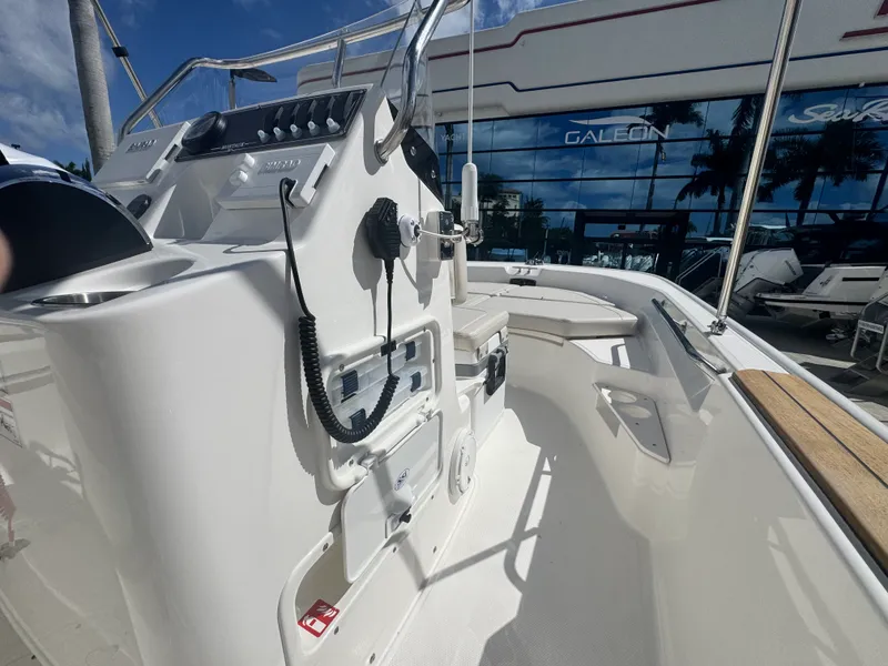 Slide: The Image of Boston Whaler 170 Montauk 2026 - 18