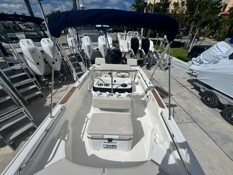 Slide: The Image of Boston Whaler 170 Montauk 2026 - 22