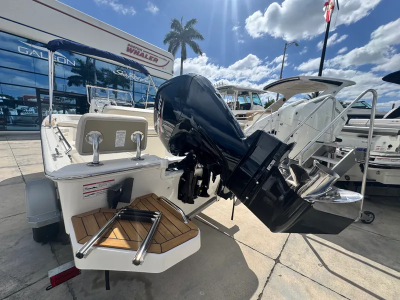 Slide: The Image of Boston Whaler 170 Montauk 2026 - 5