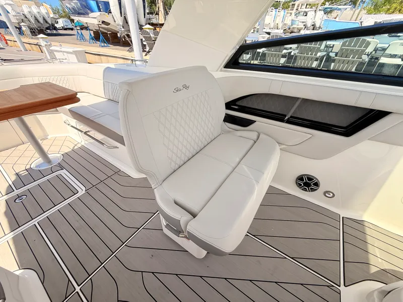 Slide: The Image of Sea Ray SLX 400 Outboard 2026 - 55