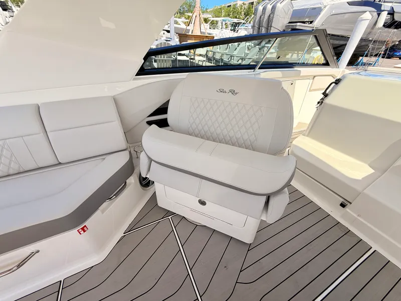 Slide: The Image of Sea Ray SLX 400 Outboard 2026 - 56