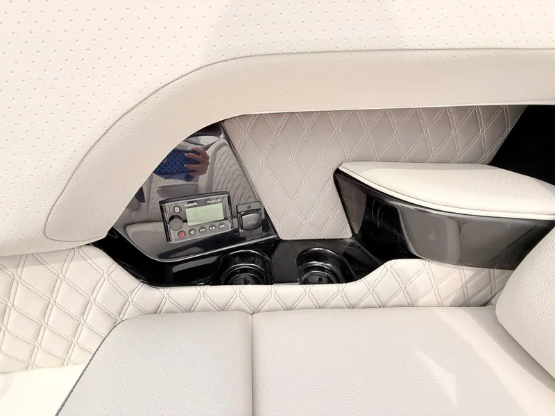 Slide: The Image of Sea Ray SLX 400 Outboard 2026 - 70