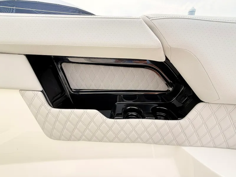 Slide: The Image of Sea Ray SLX 400 Outboard 2026 - 71