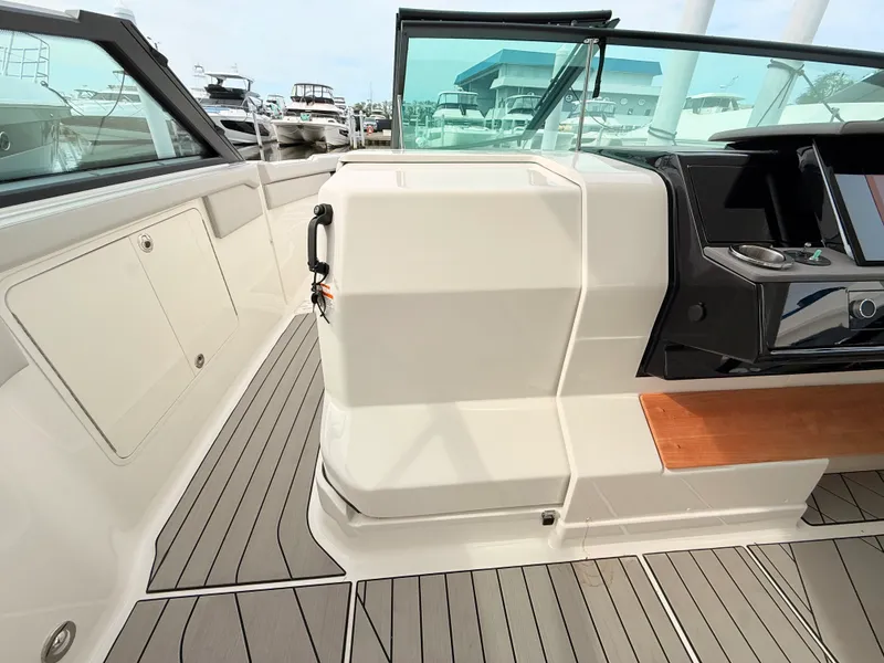 Slide: The Image of Sea Ray SLX 400 Outboard 2026 - 77