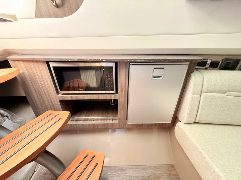 Slide: The Image of Sea Ray SLX 400 Outboard 2026 - 85