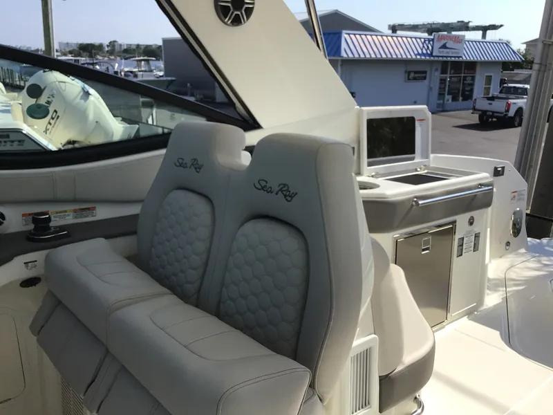 Slide: The Image of Sea Ray Sundancer 320 Outboard 2026 - 14