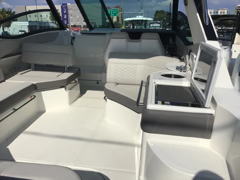 Slide: The Image of Sea Ray Sundancer 320 Outboard 2026 - 7