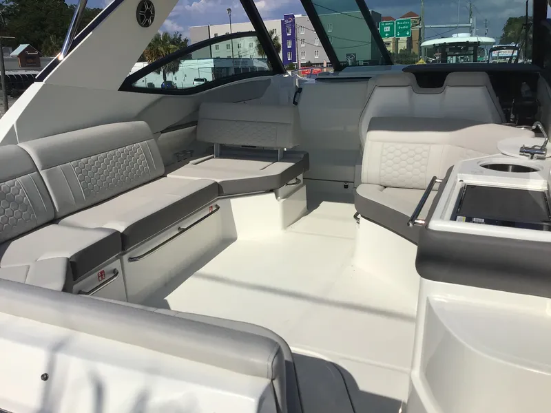 Slide: The Image of Sea Ray Sundancer 320 Outboard 2026 - 6